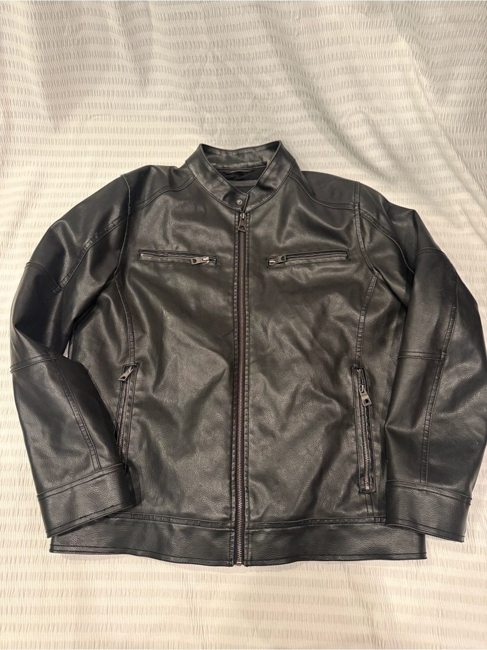 Like new GUESS men’s large Black faux leather lined moto jacket